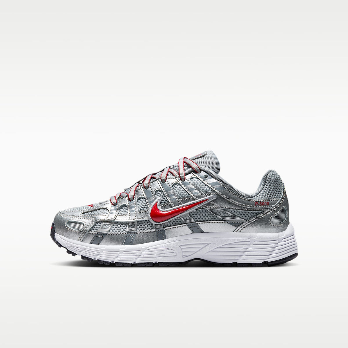 Nike P-6000 – Plata metalizado/Plata liso/Gris azulado/Rojo gimnasio – vista 1