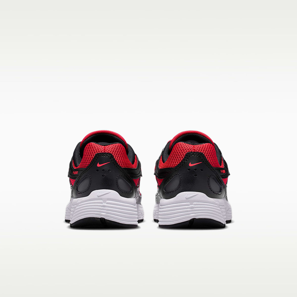 Nike P-6000 – Rojo universitario/Plata metalizado/Gris humo oscuro/Negro – vista 6