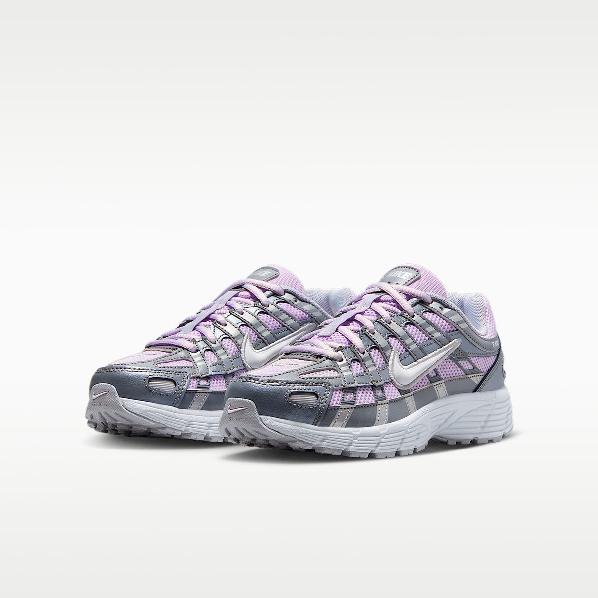 Nike P-6000 – Muñeca/Gris humo/Plata metalizado/Blanco – vista 5