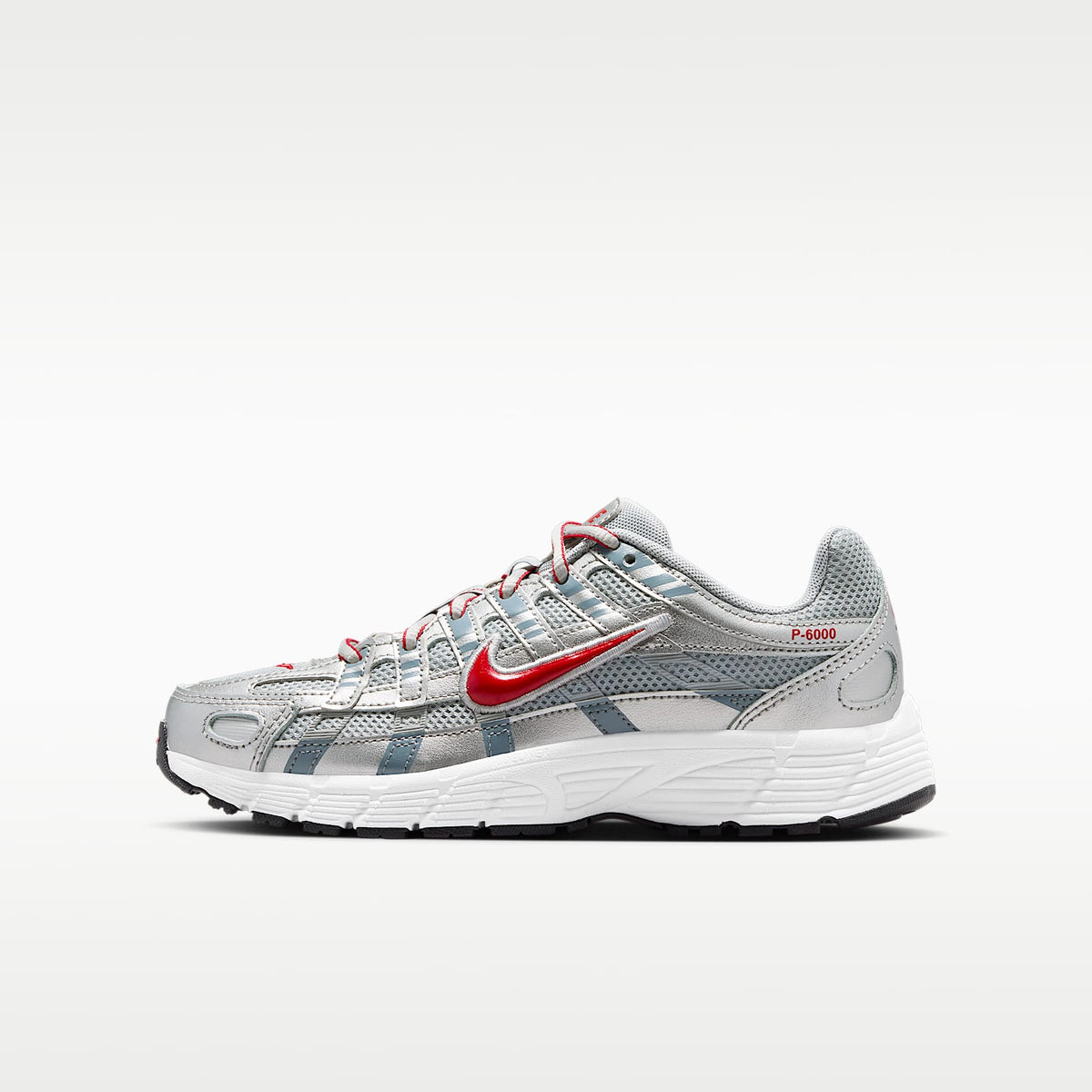 Nike P-6000 – Plata metalizado/Plata liso/Gris azulado/Rojo gimnasio – vista 1