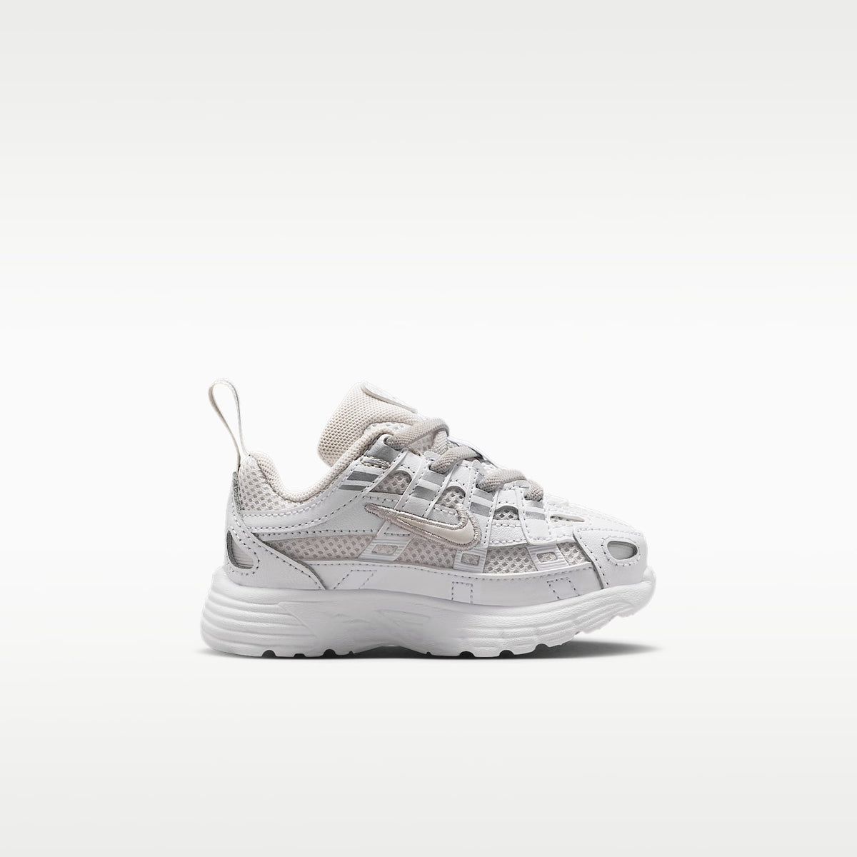 Nike P-6000 – Tinte platino/Blanco/Plata metalizado/Tinte platino – vista 3