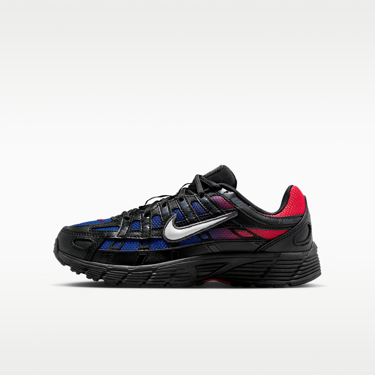 Nike P-6000 – Negro/Carmesí brillante/Royal juego/Blanco cáscara de huevo – vista 1