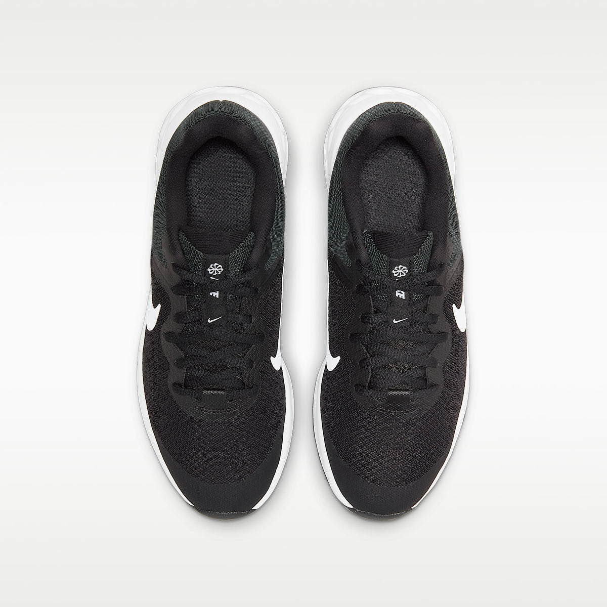 Nike Revolution 6 – Negro/Gris humo oscuro/Blanco – vista 4