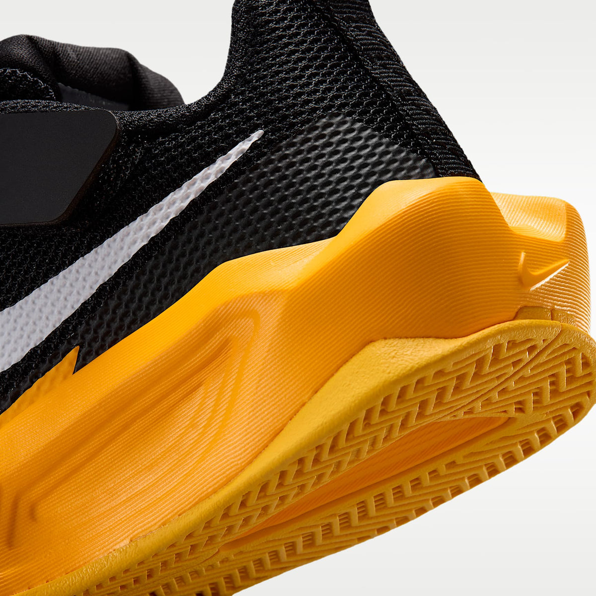 Nike S.T. Dynamite – Negro/Naranja láser/Oro universitario/Blanco – vista 8