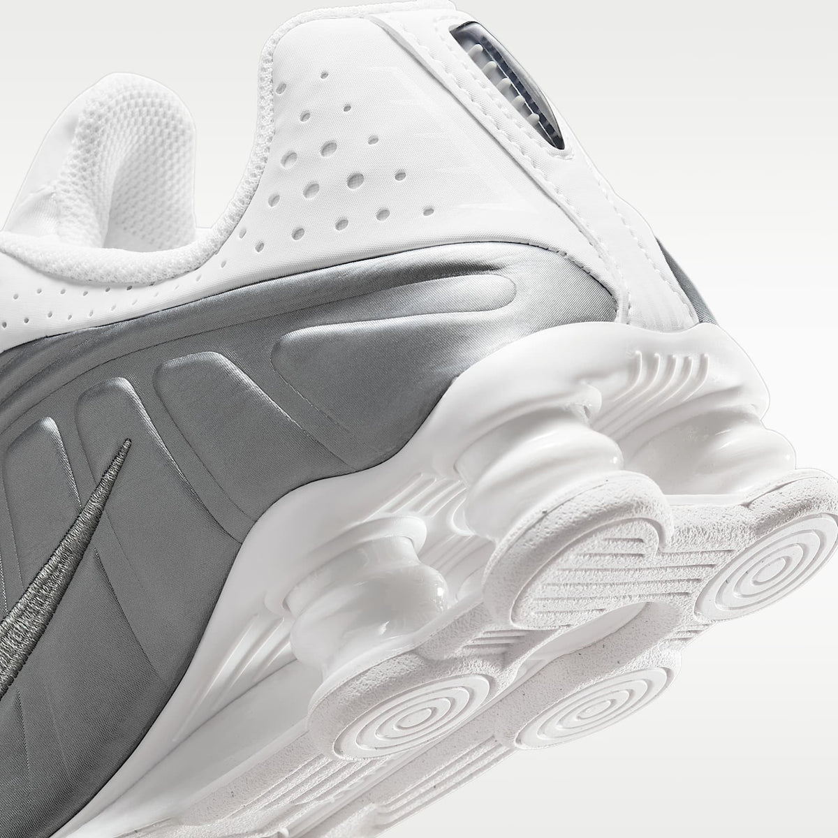 Nike Shox R4 – Blanco/Blanco/Carmesí brillante/Plata metalizado – vista 8
