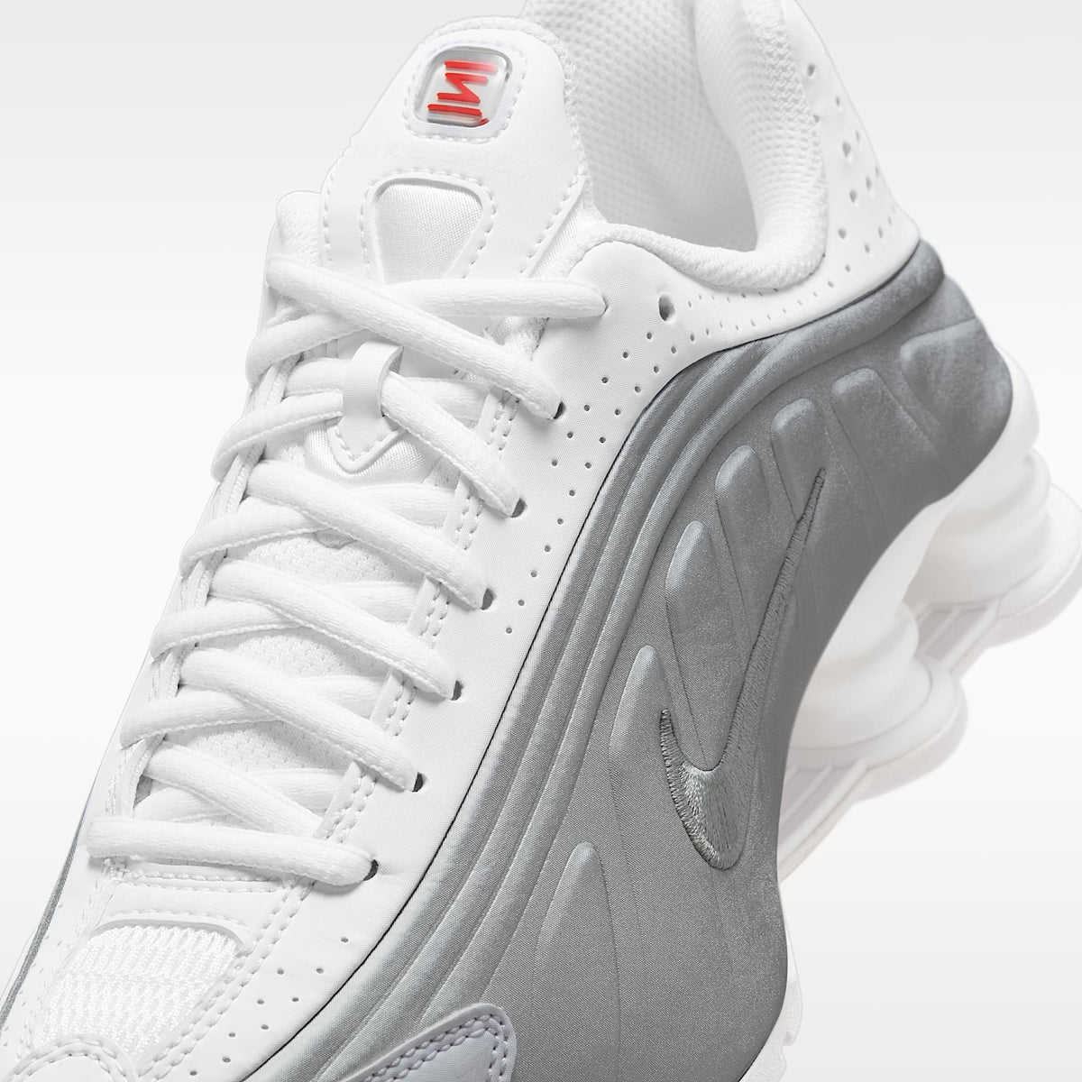 Nike Shox R4 – Blanco/Blanco/Carmesí brillante/Plata metalizado – vista 7