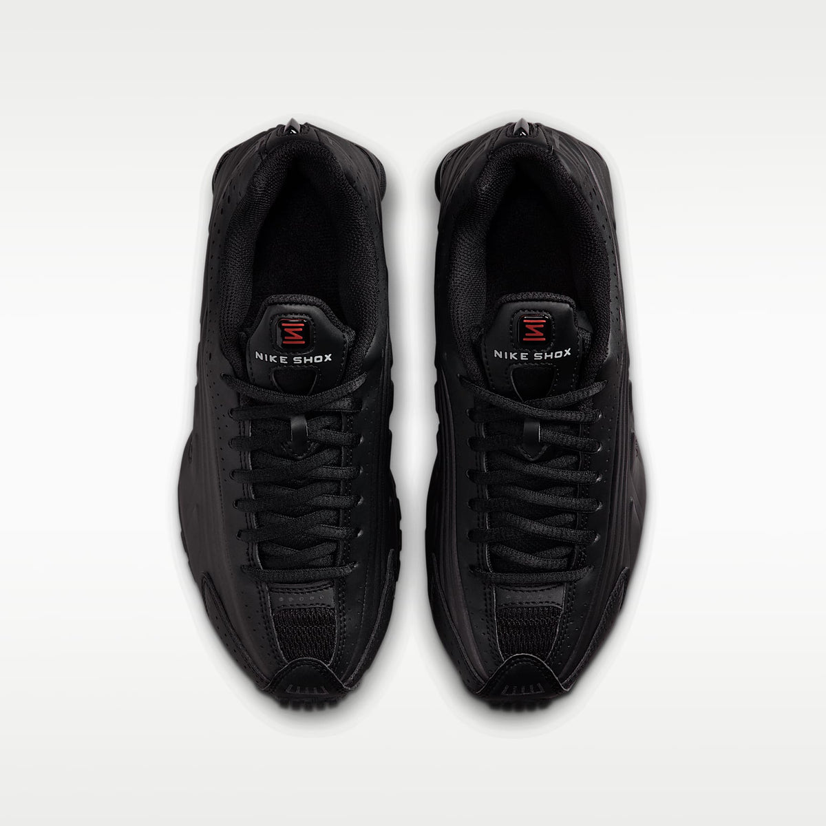 Nike Shox R4 – Negro/Negro/Carmesí brillante/Negro – vista 4