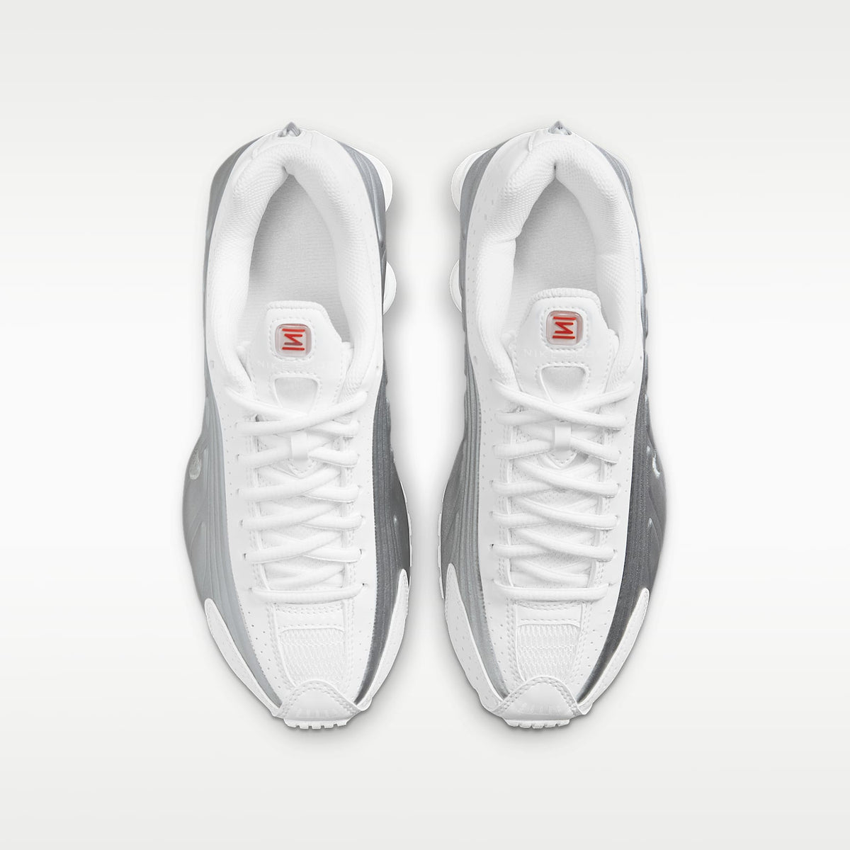 Nike Shox R4 – Blanco/Blanco/Carmesí brillante/Plata metalizado – vista 4