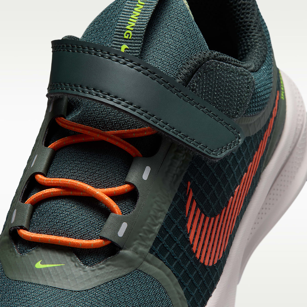 Nike Star Runner Utility – Abeto negro/Verde camuflaje/Oliva empolvado/Naranja seguridad – vista 7