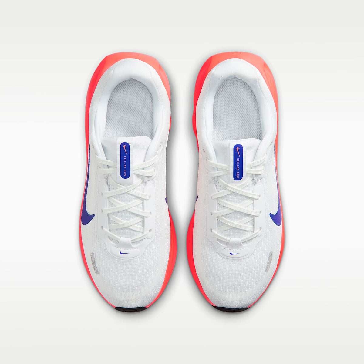 Nike Stellar Ride – Blanco/Azul carrera/Rosa atómico/Negro – vista 4