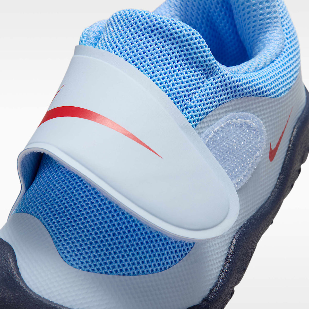 Nike Swoosh 1 Essential – Azul hidrógeno/Azul fútbol/Azul marino medianoche/Rojo universitario – vista 7