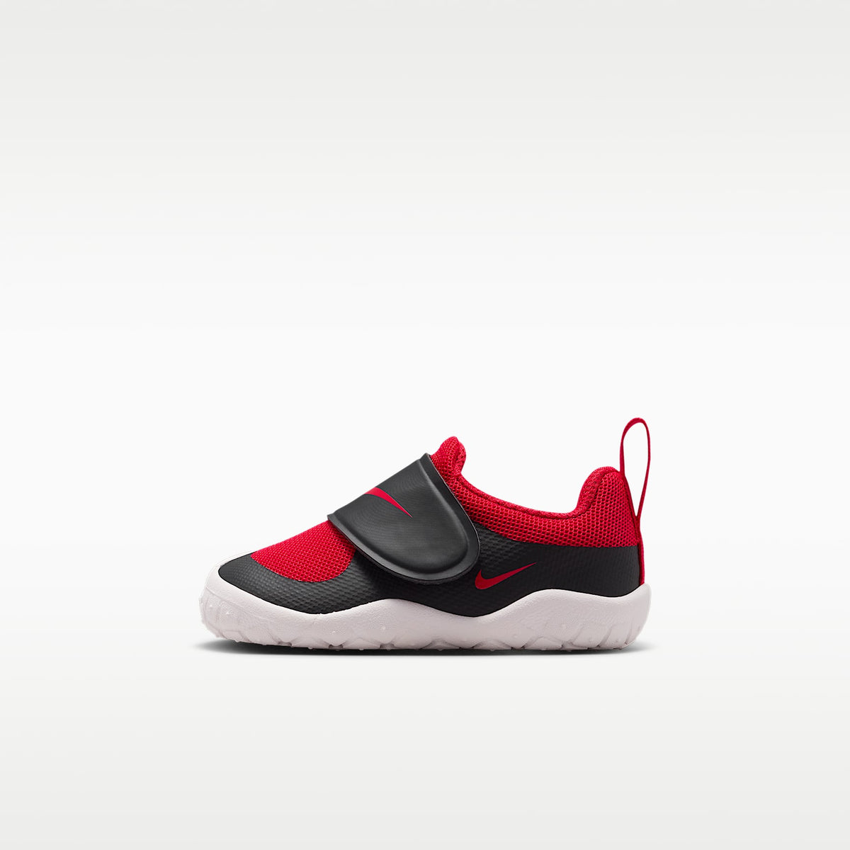 Nike Swoosh 1 Essential – Negro/Blanco cumbre/Rojo universitario – vista 1