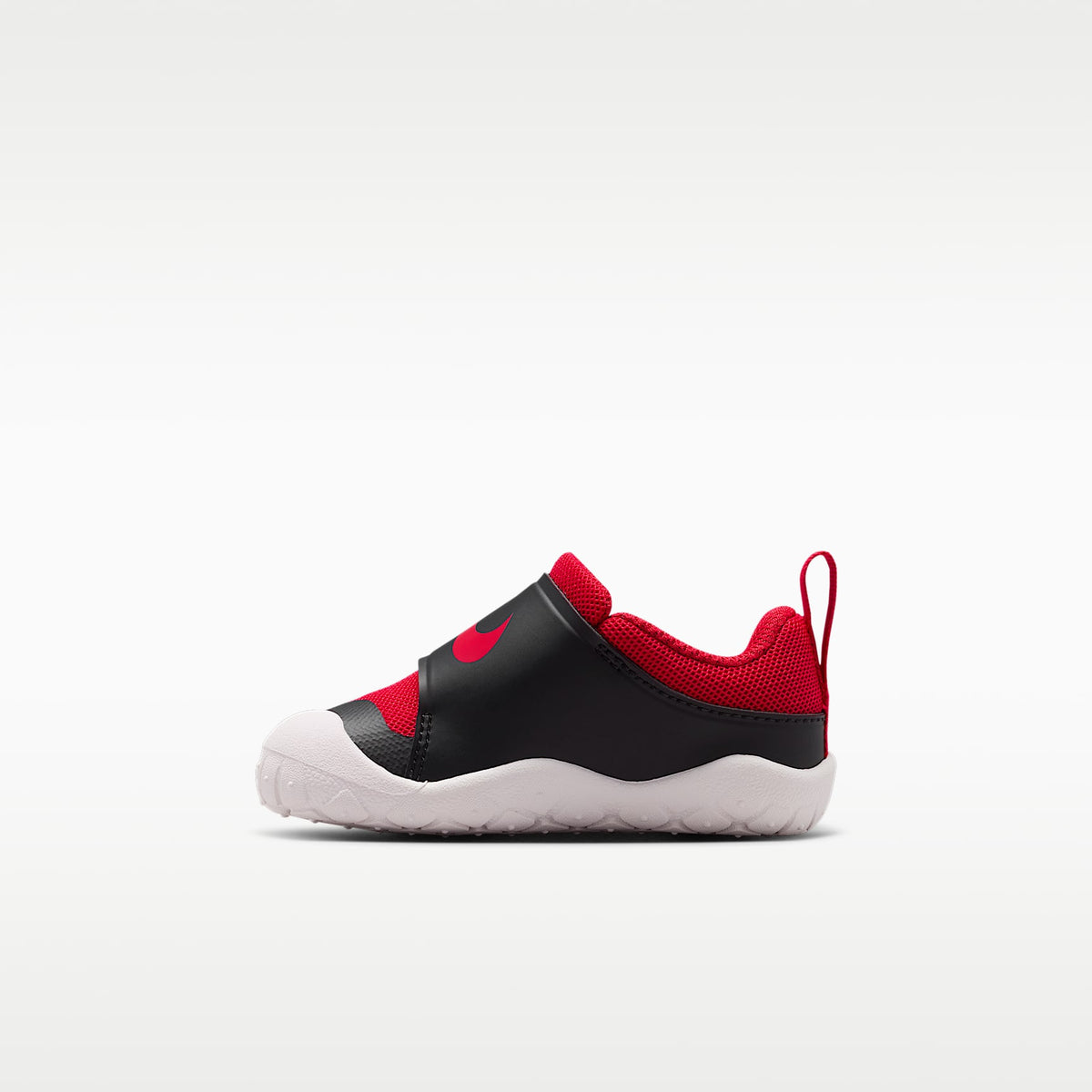 Nike Swoosh 1 Essential – Negro/Blanco cumbre/Rojo universitario – vista 3