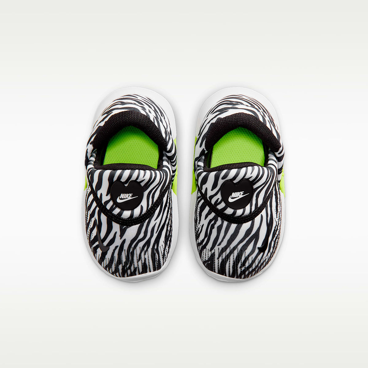 Nike Swoosh Go – Blanco/Volt/Negro – vista 4
