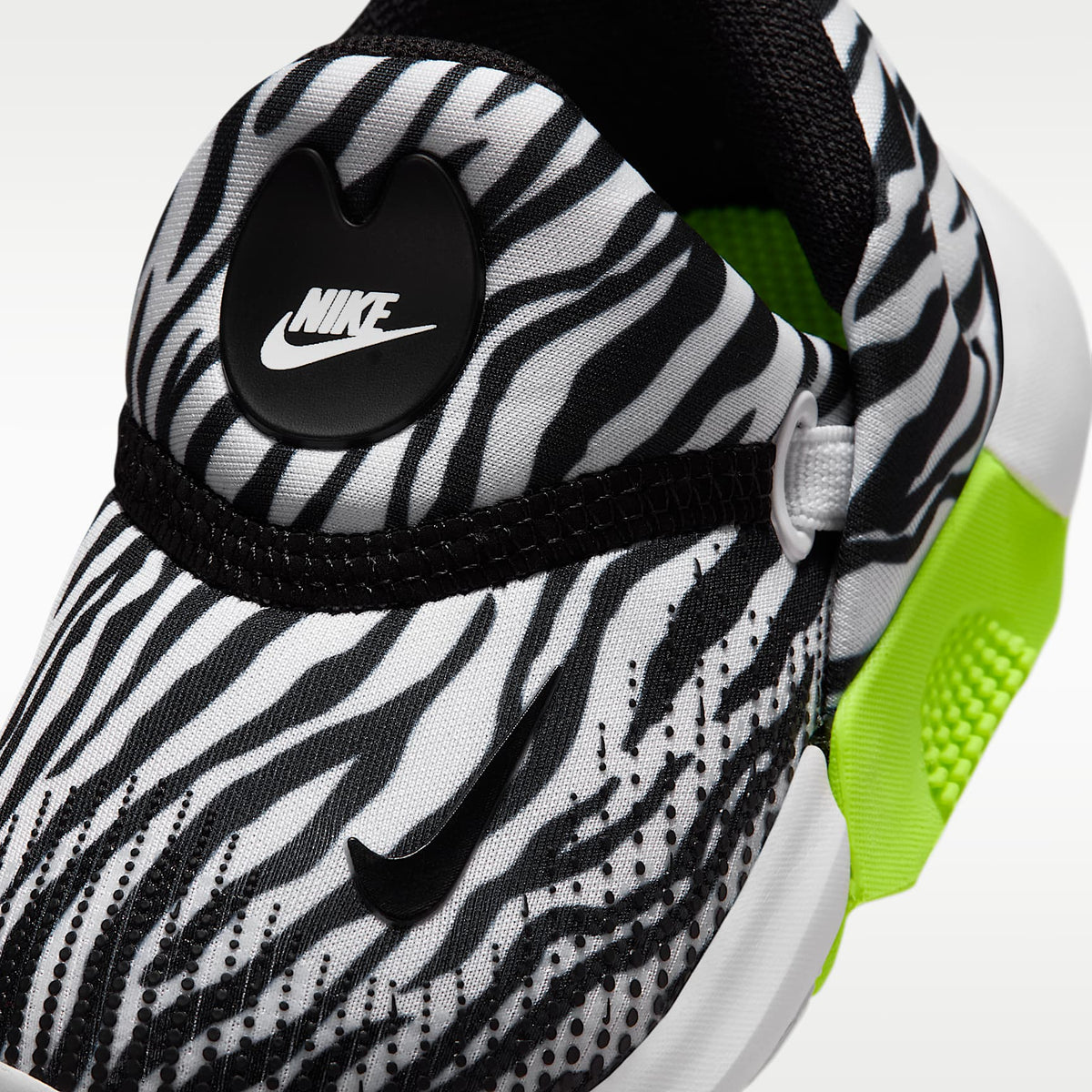 Nike Swoosh Go – Blanco/Volt/Negro – vista 7