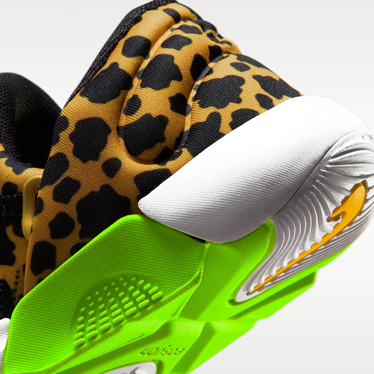 Nike Swoosh Go – Oro universitario/Volt/Blanco/Negro – vista 8