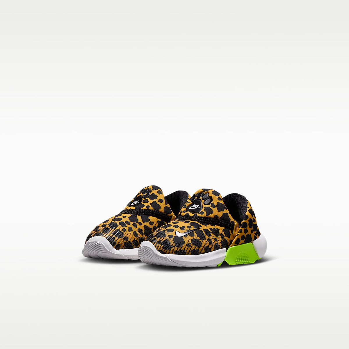 Nike Swoosh Go – Oro universitario/Volt/Blanco/Negro – vista 5