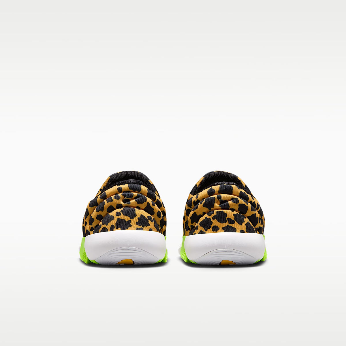 Nike Swoosh Go – Oro universitario/Volt/Blanco/Negro – vista 6