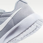 Nike Tanjun EasyOn – Gris lobo/Blanco/Blanco – vista 8