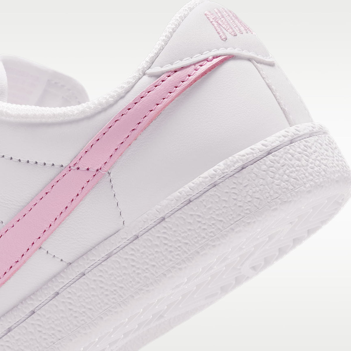 Nike Tennis Classic – Blanco/Espuma rosa – vista 8