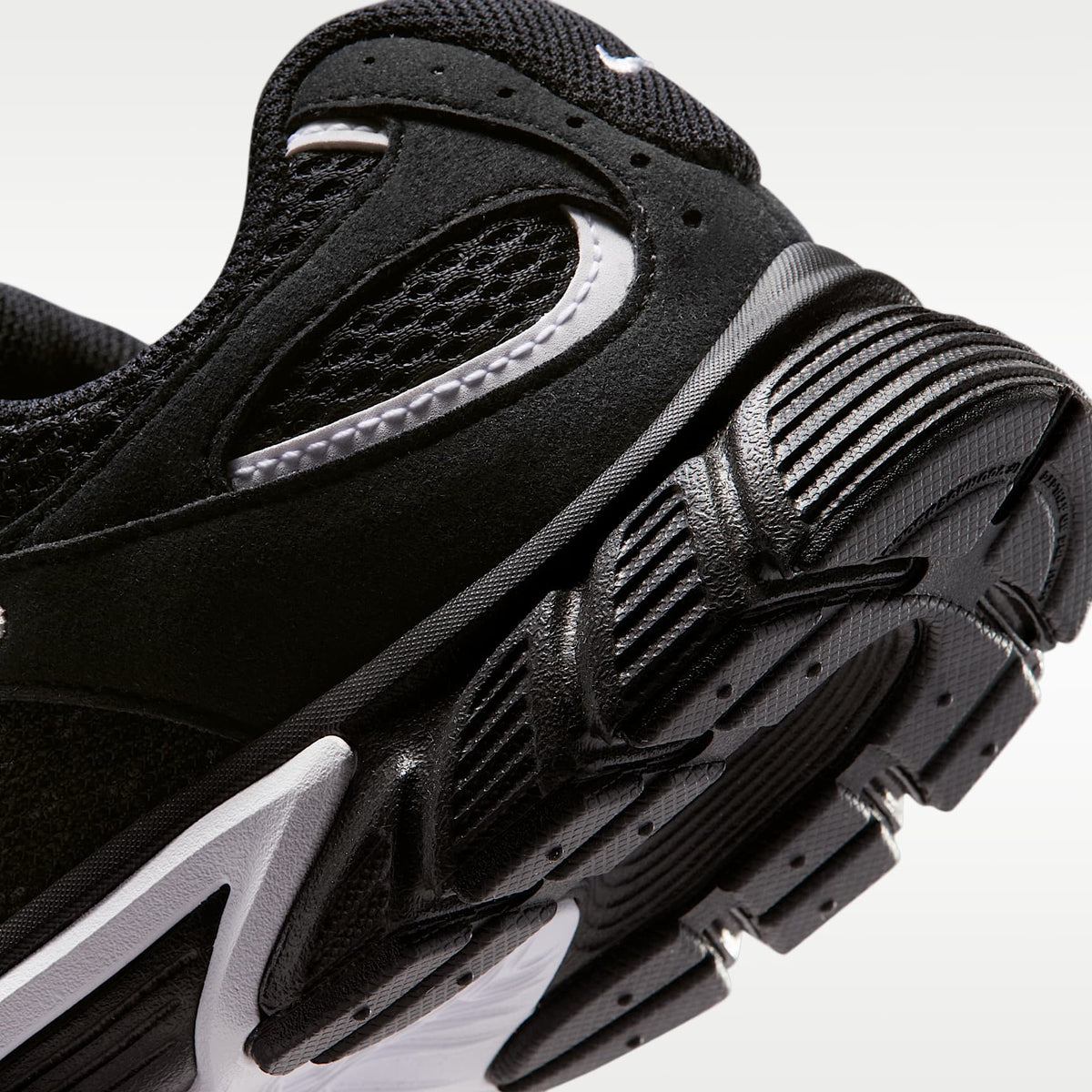 Nike V5 Runner Suede – Negro/Blanco/Negro – vista 8