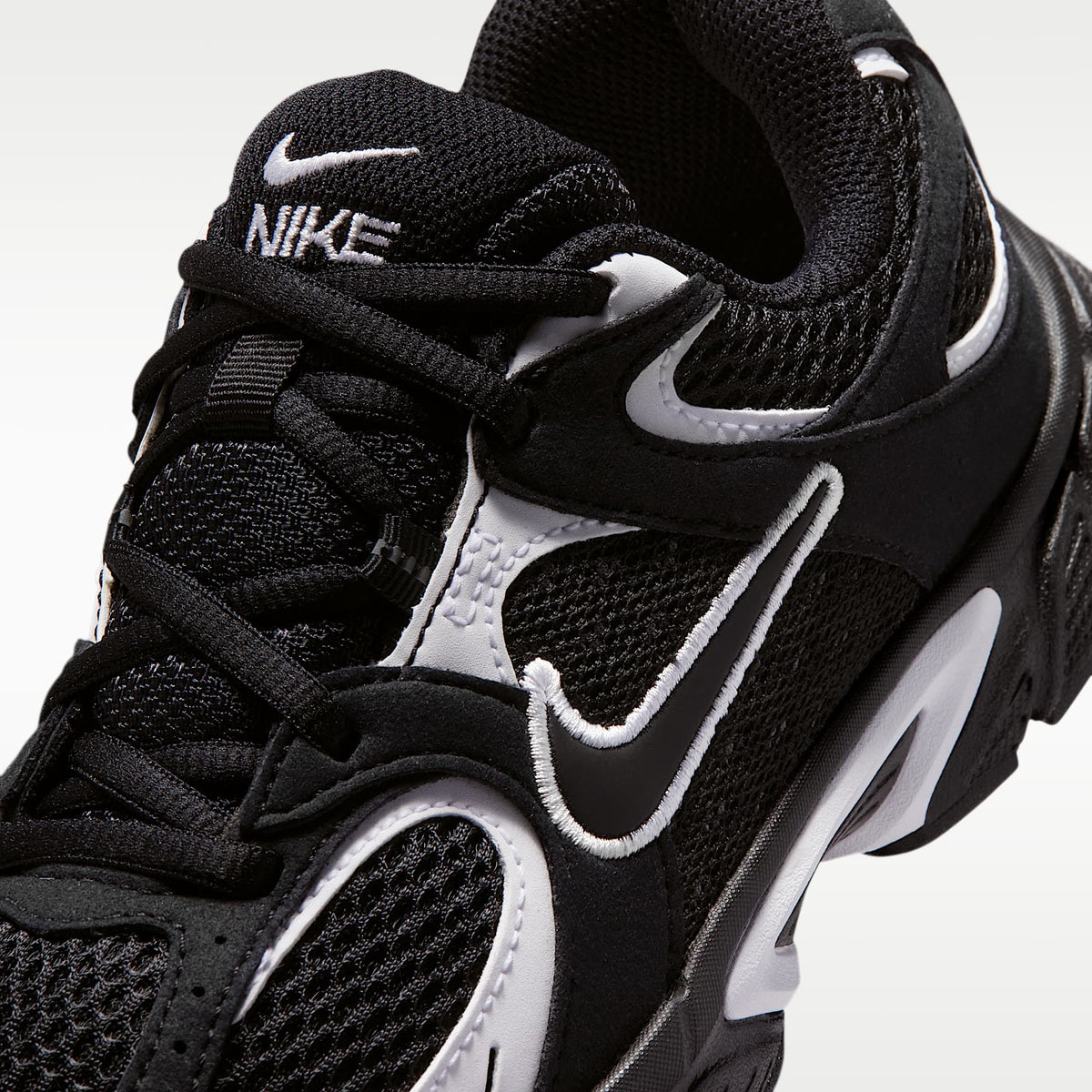Nike V5 Runner Suede – Negro/Blanco/Negro – vista 7