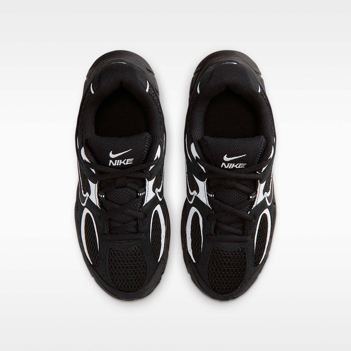 Nike V5 Runner Suede – Negro/Blanco/Negro – vista 4