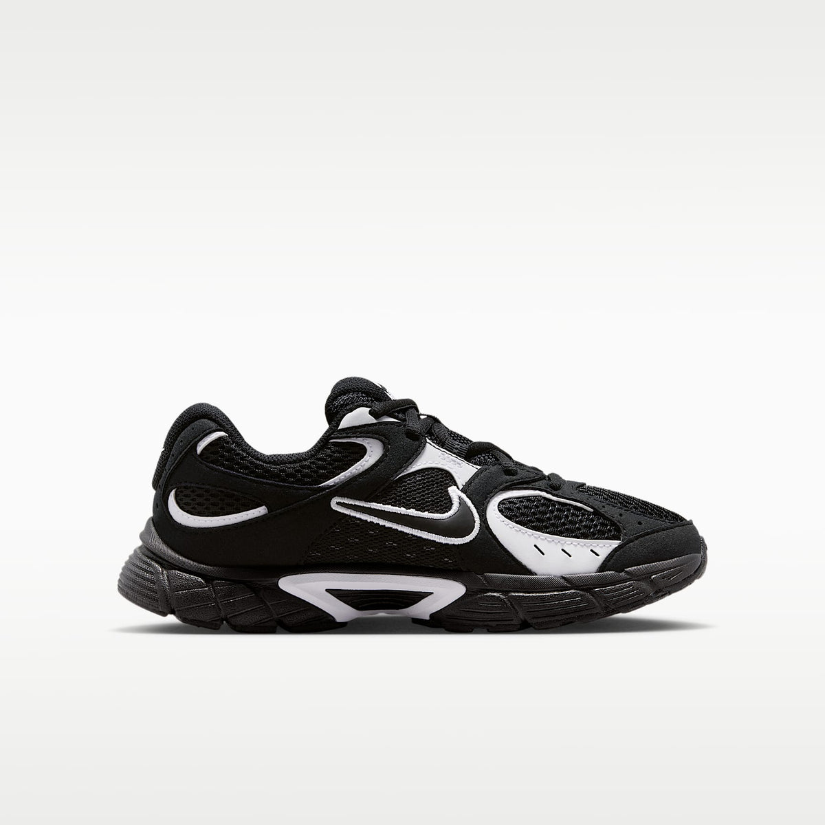 Nike V5 Runner Suede – Negro/Blanco/Negro – vista 3
