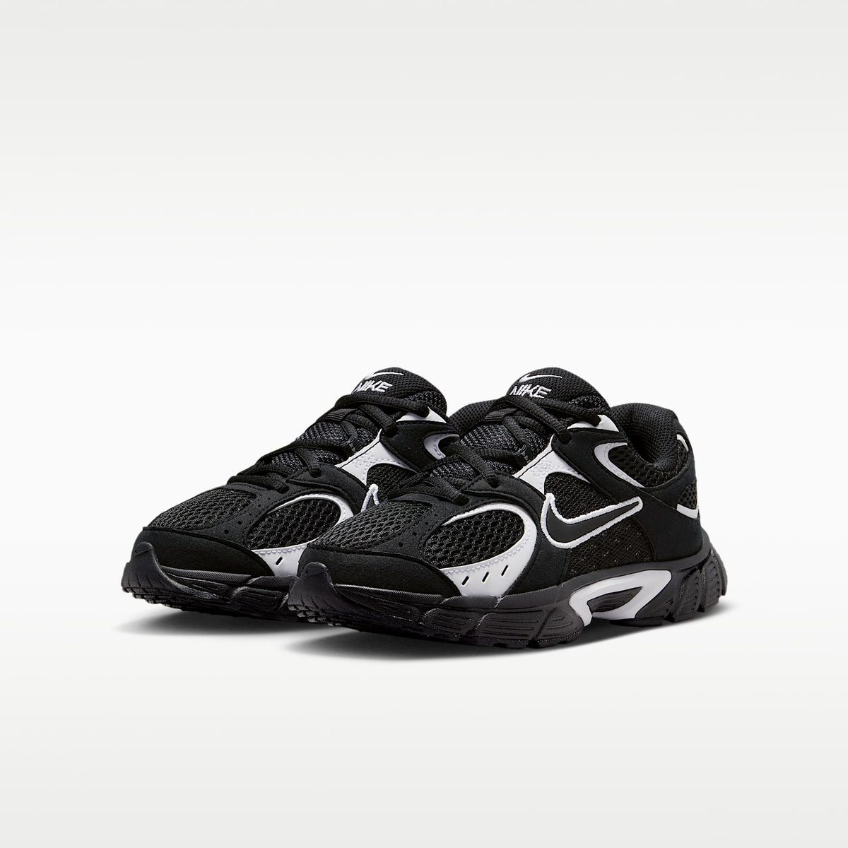 Nike V5 Runner Suede – Negro/Blanco/Negro – vista 5
