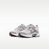 Nike V5 RNR Suede – Blanco cáscara de huevo/Gris universitario/Gris niebla/Blanco cáscara de huevo – vista 5