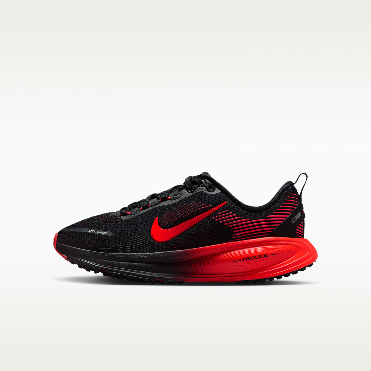 Nike Vomero 18 – Negro/Rojo universitario/Antracita/Carmesí brillante – vista 1