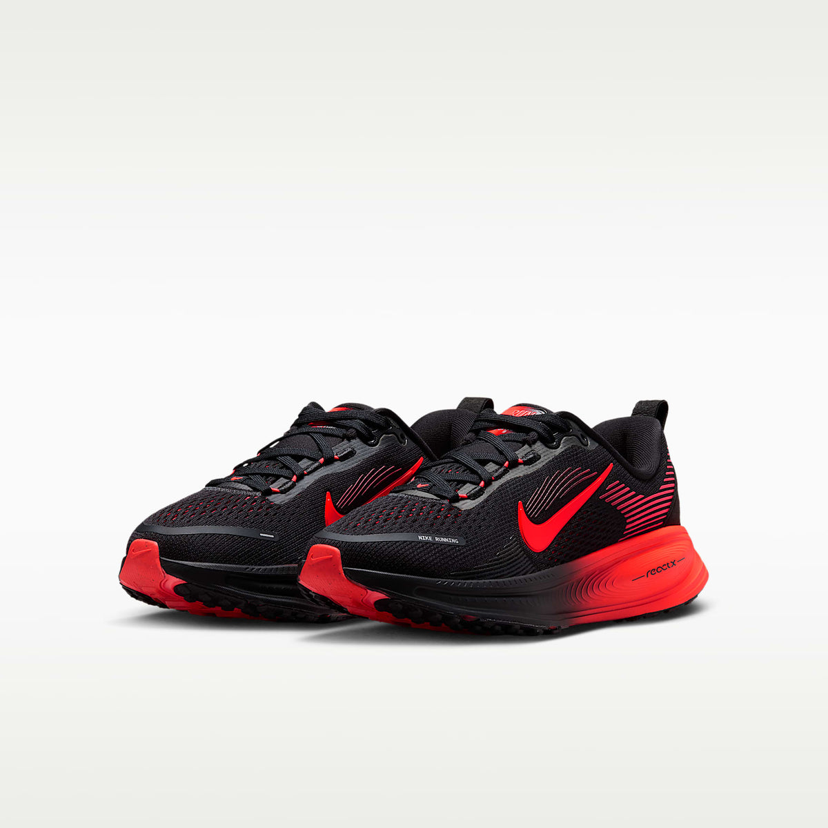 Nike Vomero 18 – Negro/Rojo universitario/Antracita/Carmesí brillante – vista 5