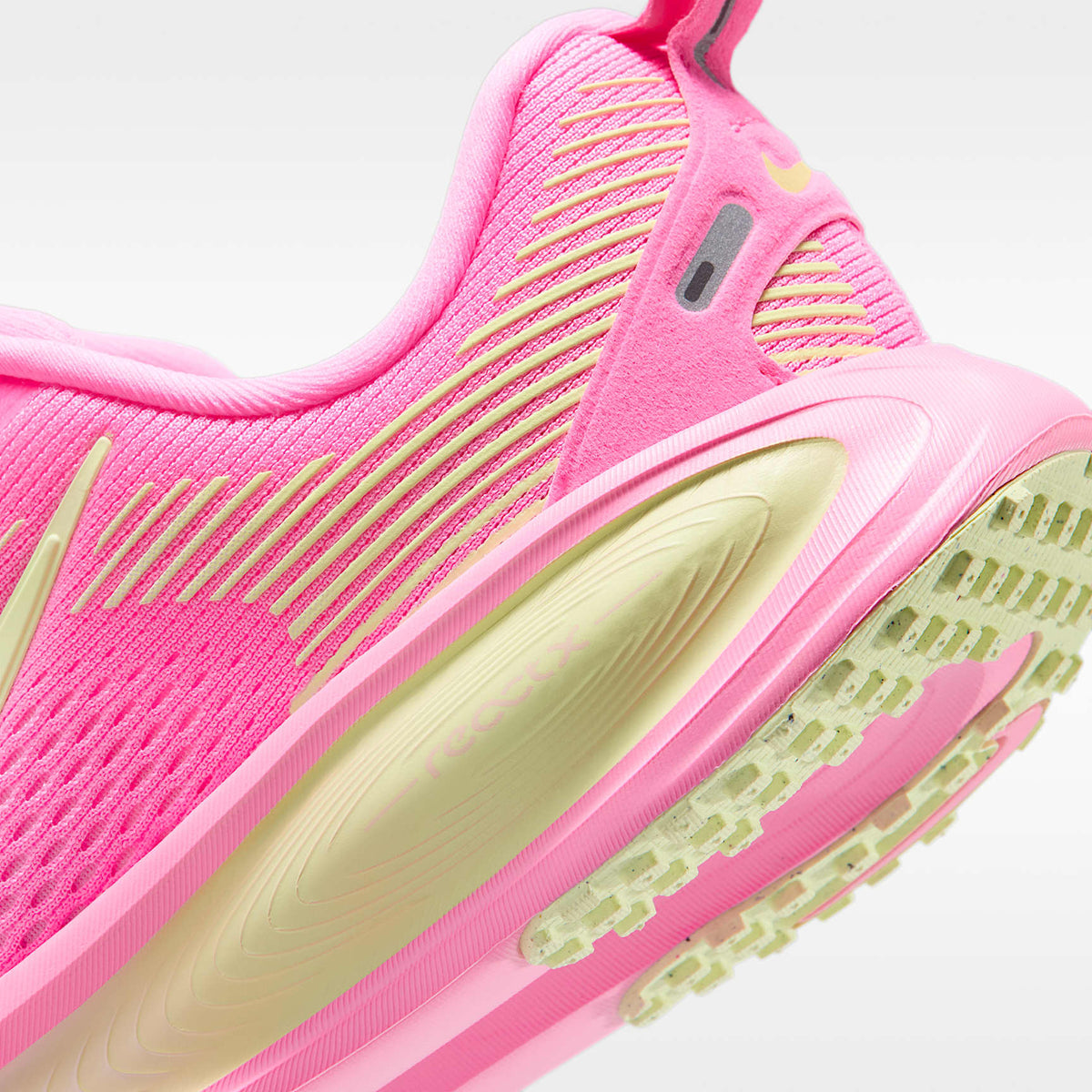 Nike Vomero 18 – Hechizo rosa/Espuma rosa/Voltio ligero – vista 8