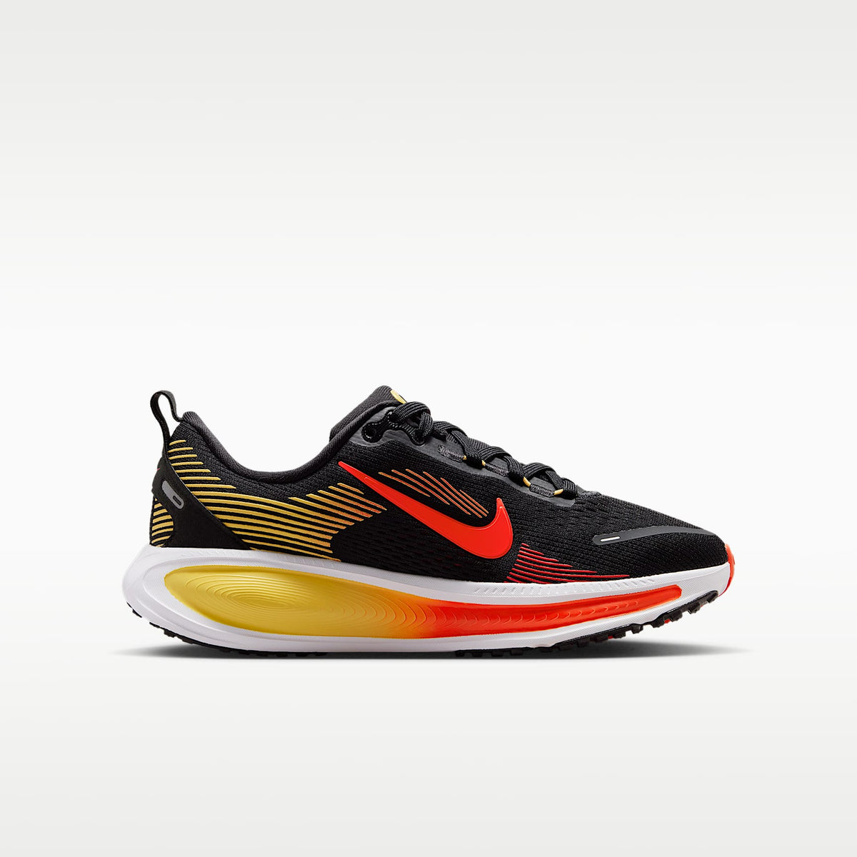 Nike Vomero 18 – Negro/Carmesí claro/Oro topacio/Carmesí brillante – vista 3