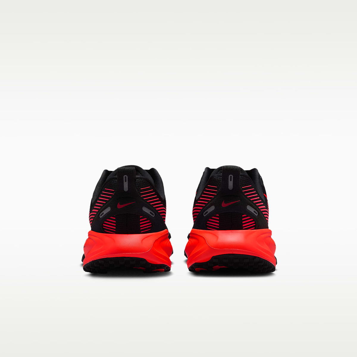 Nike Vomero 18 – Negro/Rojo universitario/Antracita/Carmesí brillante – vista 6