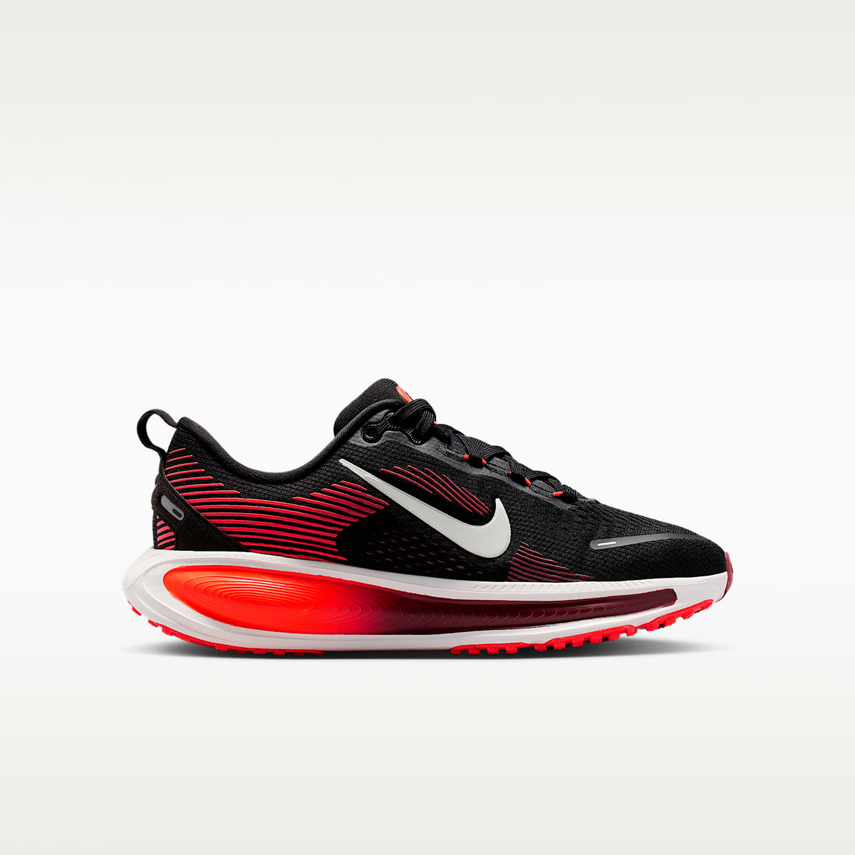 Nike Vomero 18 – Negro/Carmesí brillante/Rojo team/Blanco cumbre – vista 3