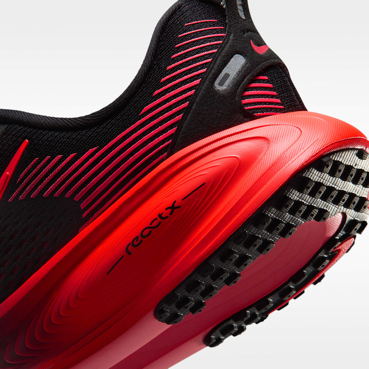 Nike Vomero 18 – Negro/Rojo universitario/Antracita/Carmesí brillante – vista 8