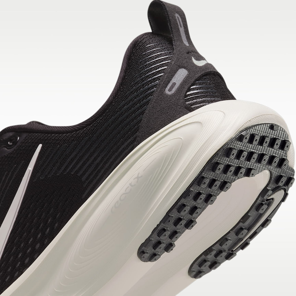 Nike Vomero 18 – Negro/Leche de coco/Mena de hierro/Blanco cumbre – vista 8