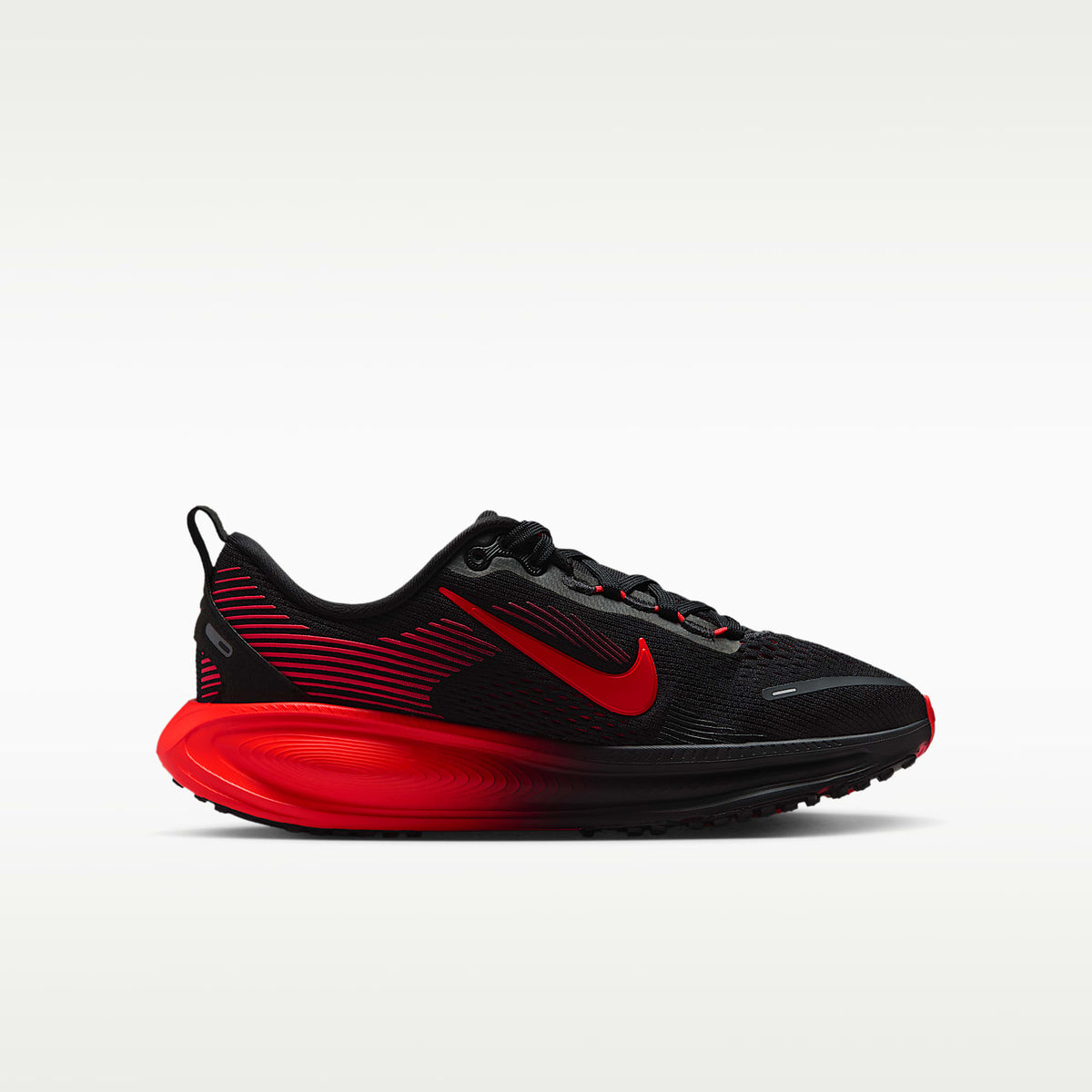 Nike Vomero 18 – Negro/Rojo universitario/Antracita/Carmesí brillante – vista 3