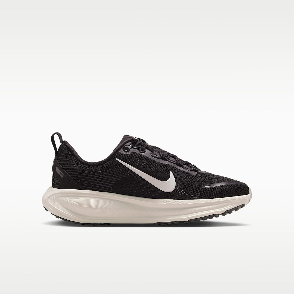 Nike Vomero 18 – Negro/Leche de coco/Mena de hierro/Blanco cumbre – vista 3