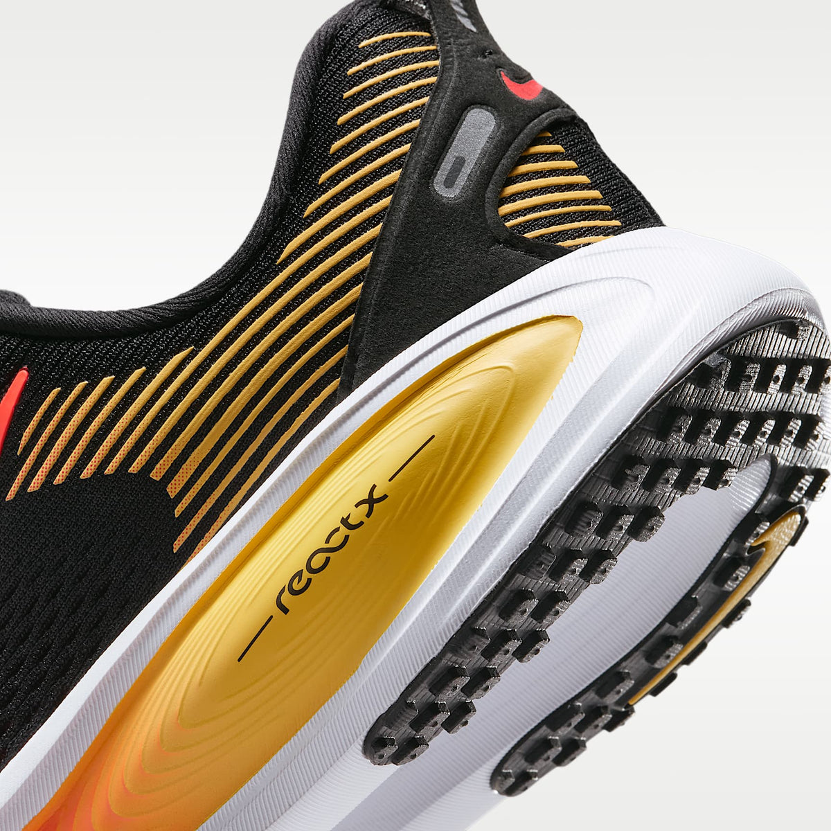 Nike Vomero 18 – Negro/Carmesí claro/Oro topacio/Carmesí brillante – vista 8