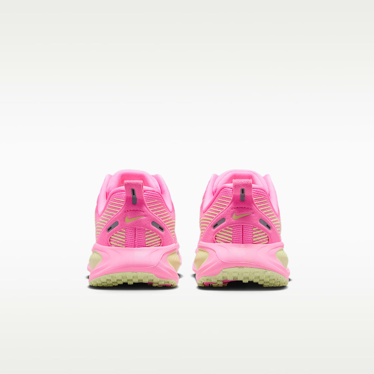 Nike Vomero 18 – Hechizo rosa/Espuma rosa/Voltio ligero – vista 6