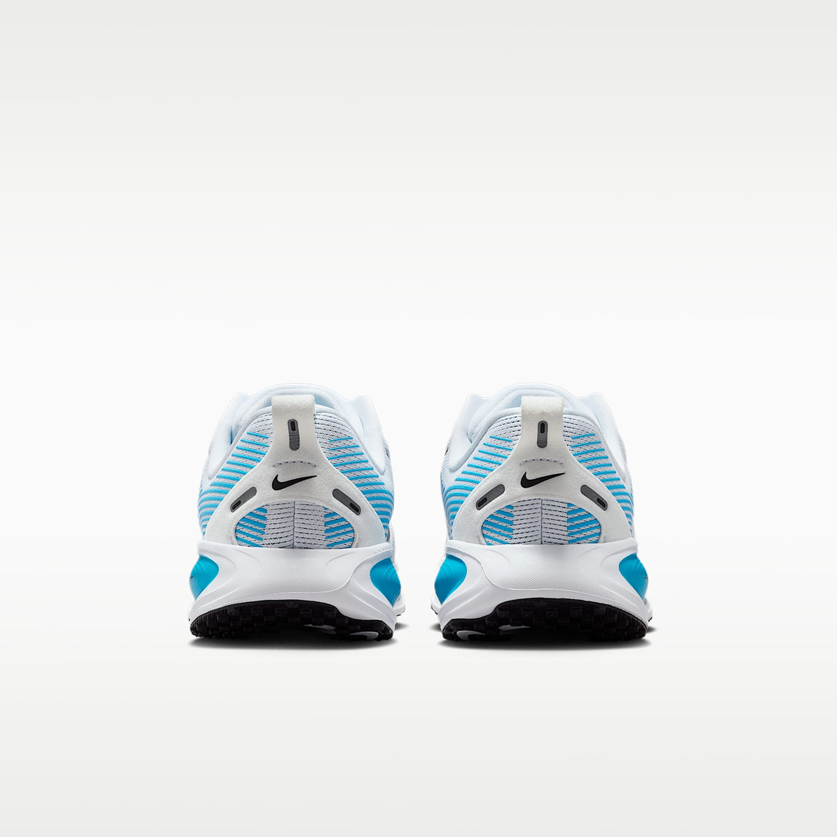Nike Vomero 18 – Blanco/Negro/Platino puro/Azul héroe – vista 6