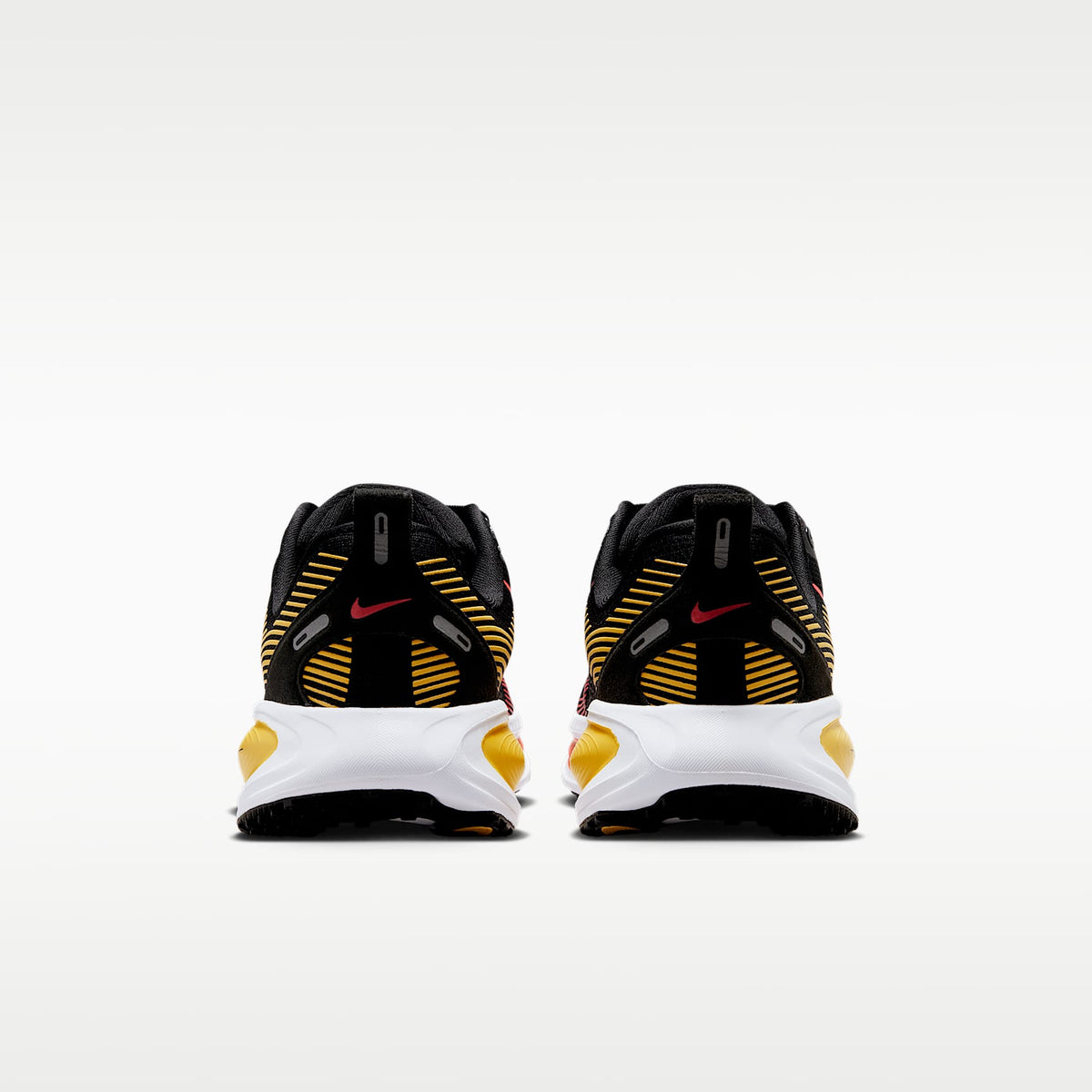 Nike Vomero 18 – Negro/Carmesí claro/Oro topacio/Carmesí brillante – vista 6