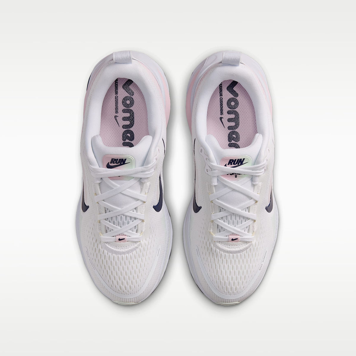 Nike Vomero 18 – Blanco/Gris fútbol/Verde ligero/Azul marino medianoche – vista 4