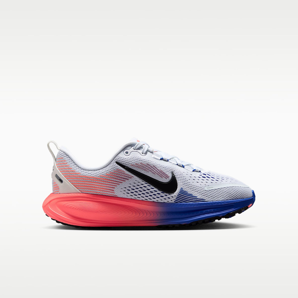 Nike Vomero 18 – Blanco/Azul carrera/Rosa atómico/Negro – vista 3