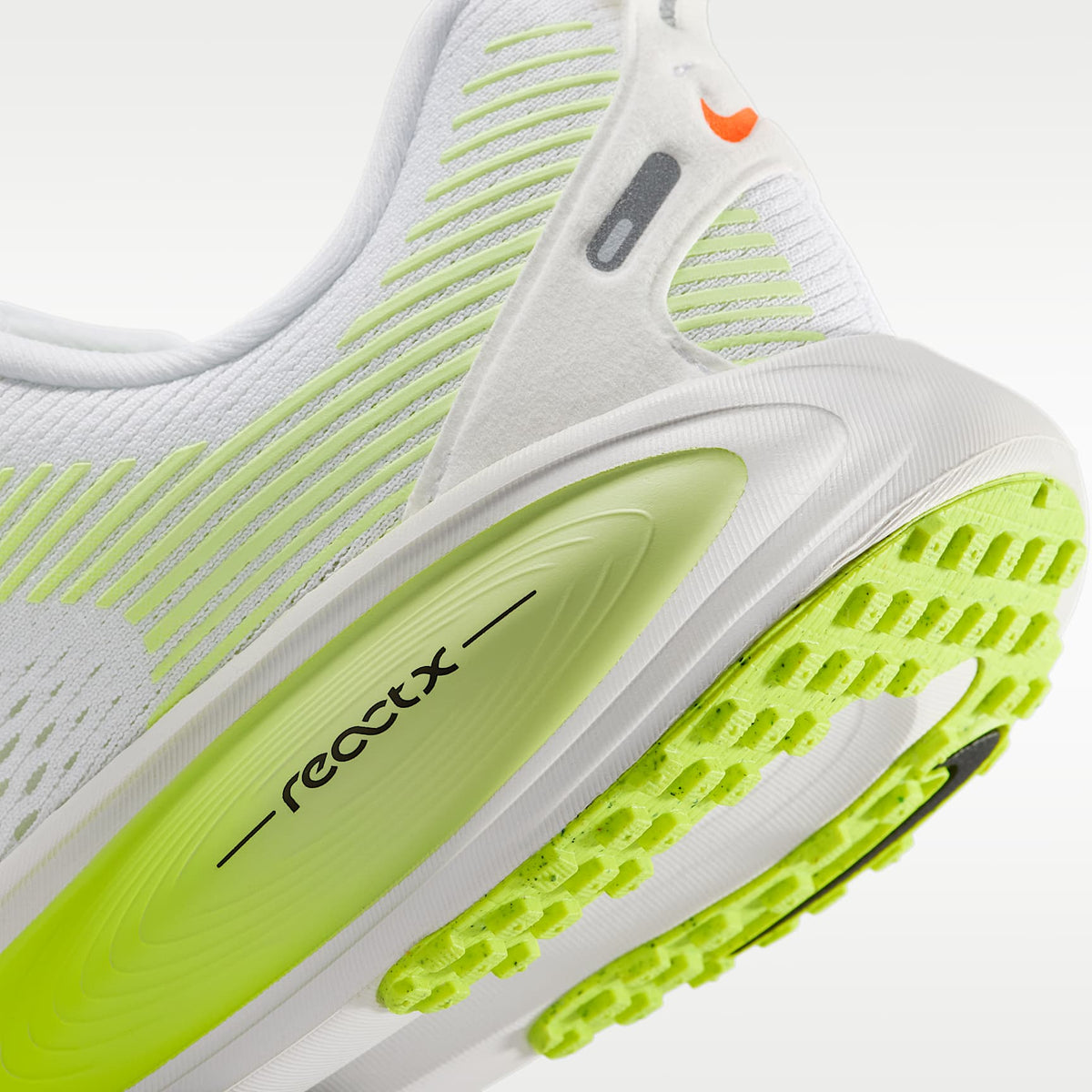 Nike Vomero 18 – Blanco/Volt/Voltio ligero/Negro – vista 8