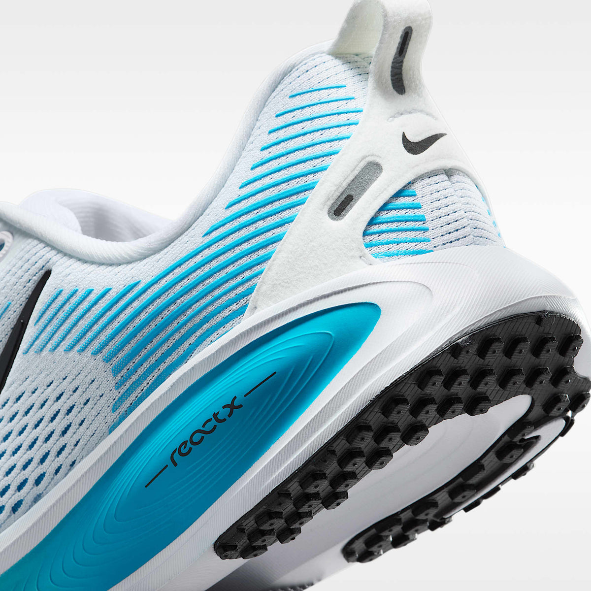 Nike Vomero 18 – Blanco/Negro/Platino puro/Azul héroe – vista 8