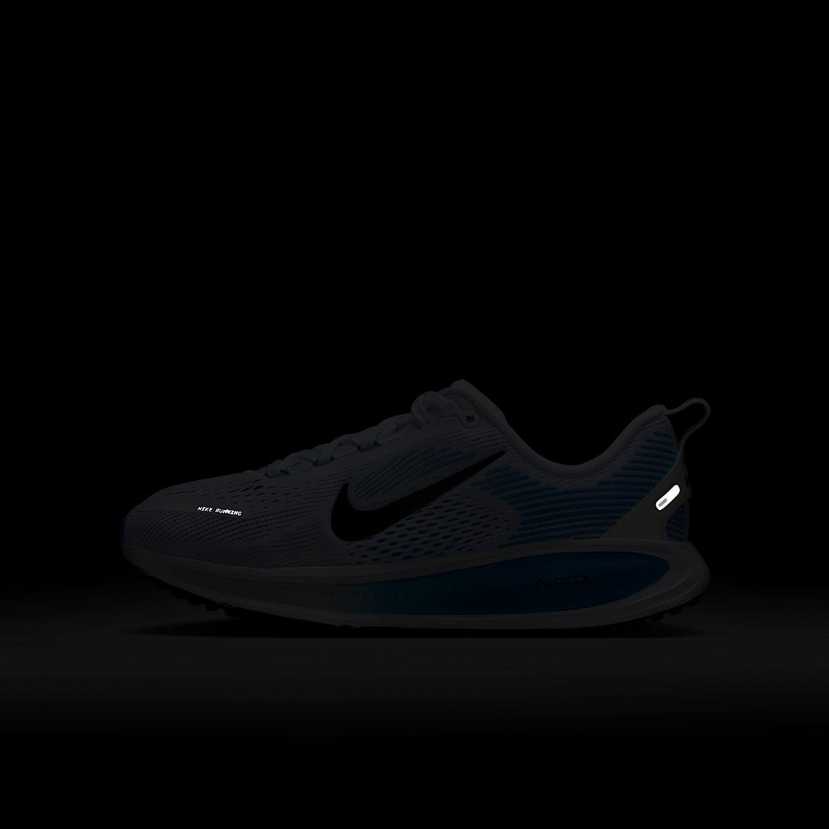 Nike Vomero 18 – Blanco/Negro/Platino puro/Azul héroe – vista 9