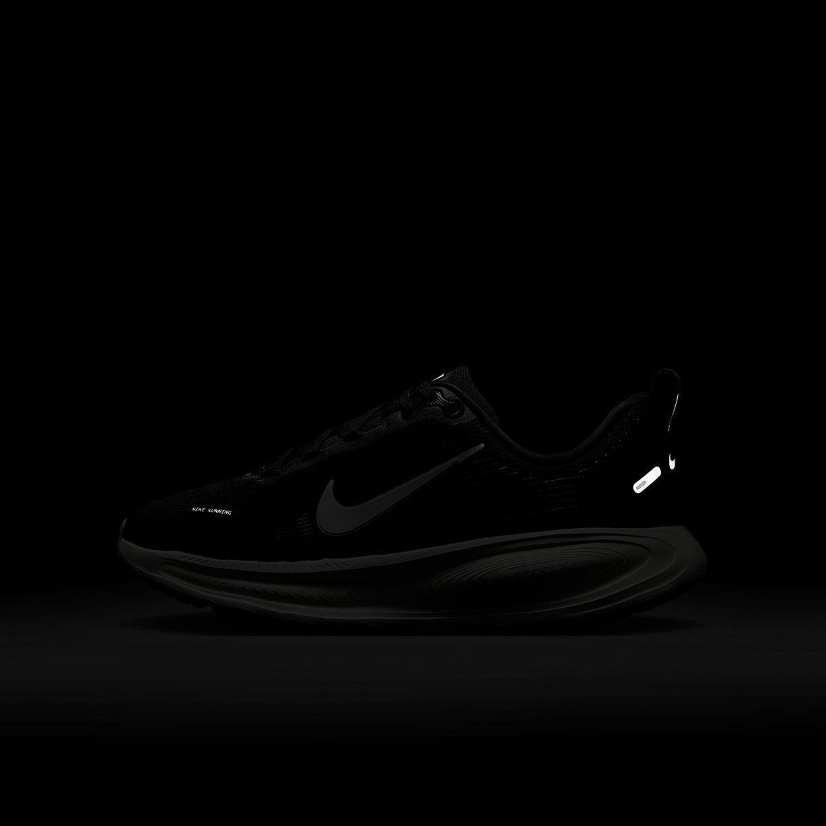 Nike Vomero 18 – Negro/Leche de coco/Mena de hierro/Blanco cumbre – vista 10